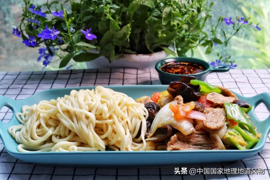 从新疆、甘肃到宁夏、青海，为什么最能代表西北的主食是拉条子？