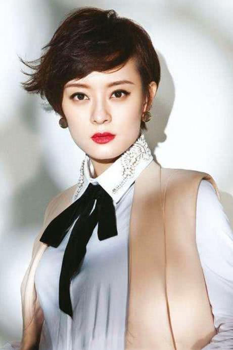 四五十岁的女人留头发别老一套，试试这几款烫发，儿媳妇都夸年轻