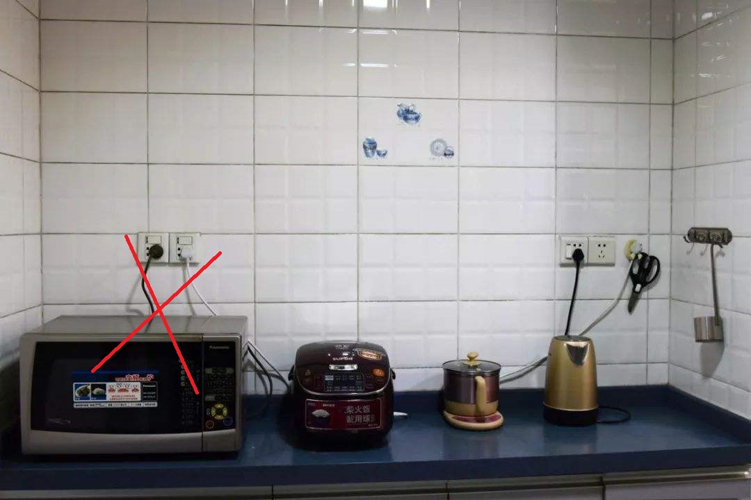 家里插座留少了？有啥可烦，直接在旁边凿洞加一个，简单又安全