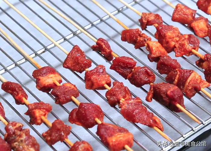 在家教你做香辣孜然羊肉串，外焦里嫩，美味又解馋，家人都爱吃