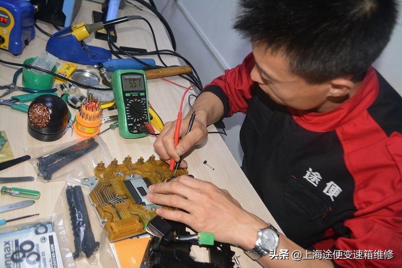 英菲尼迪FX35出现加速无力，顿挫，异响，抖动故障，变速箱维修