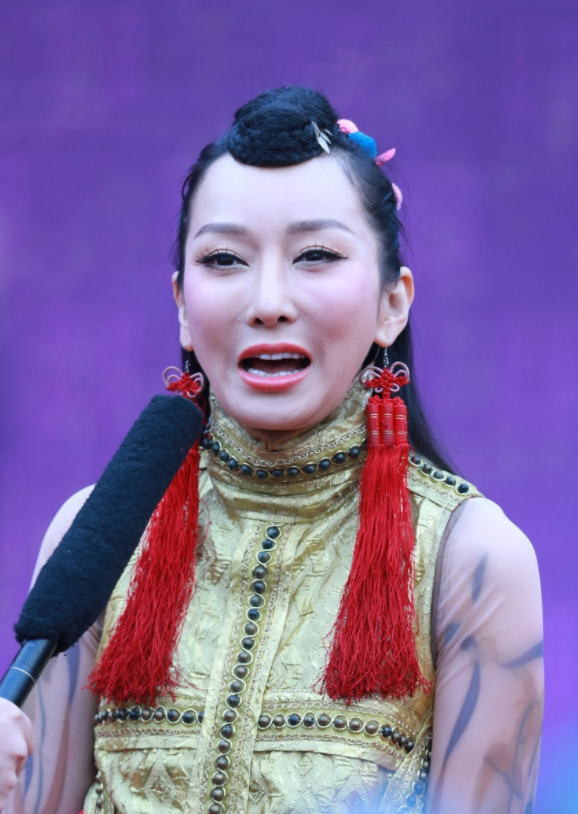 萨顶顶原名个人资料简介萨顶顶唱咚巴拉的时候叫什么