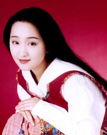 “不老女神”杨钰莹：因被富商包养隐退10年，今49岁复出仍单身