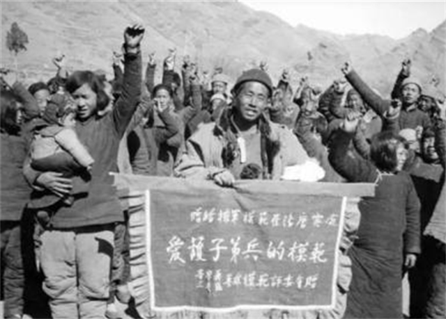 毛主席如何评价农民？76年前的中共七大上，毛泽东为农民定基调