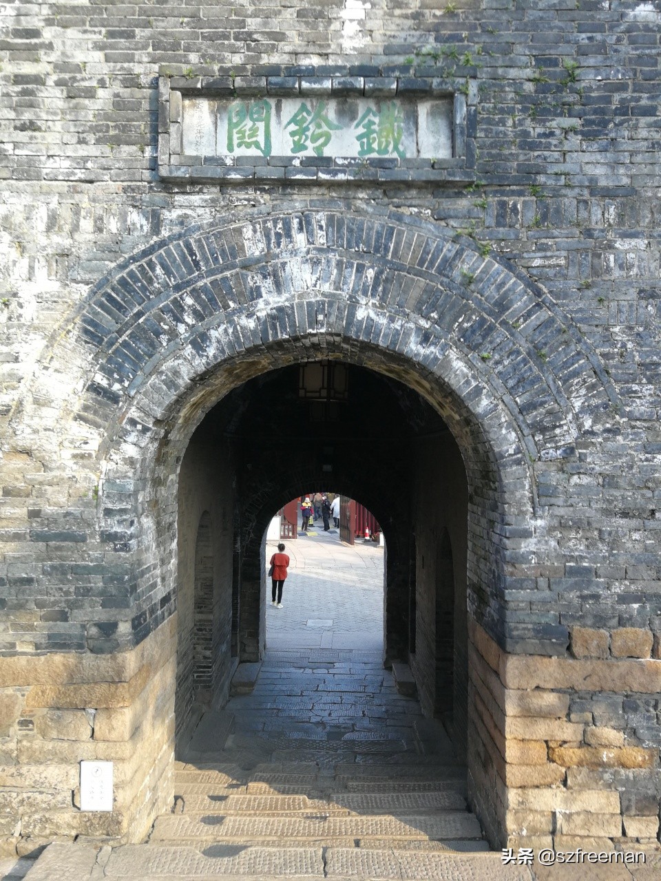 眼前的景象宛如诗句，铁铃关外烟如画，人立枫桥数客船