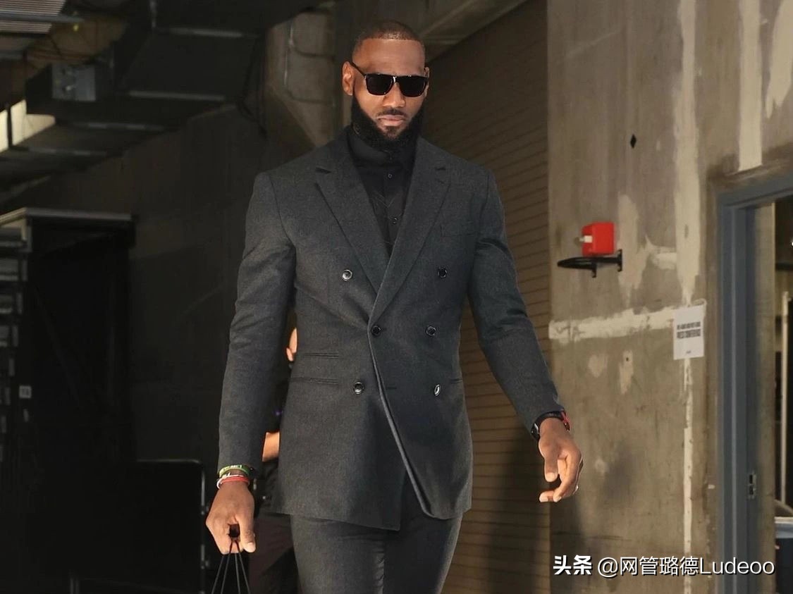 为什么nba球员戴大黑墨镜(提前4小时备战！詹姆斯晒个人入场照，帅气西装超黑墨镜霸气十足)