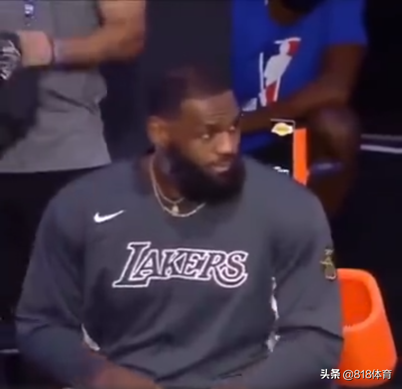 为什么nba球员下场要冰敷膝盖(有内味了！詹皇替补席从裤裆里掏出一冰袋，原来是冰敷腹股沟)