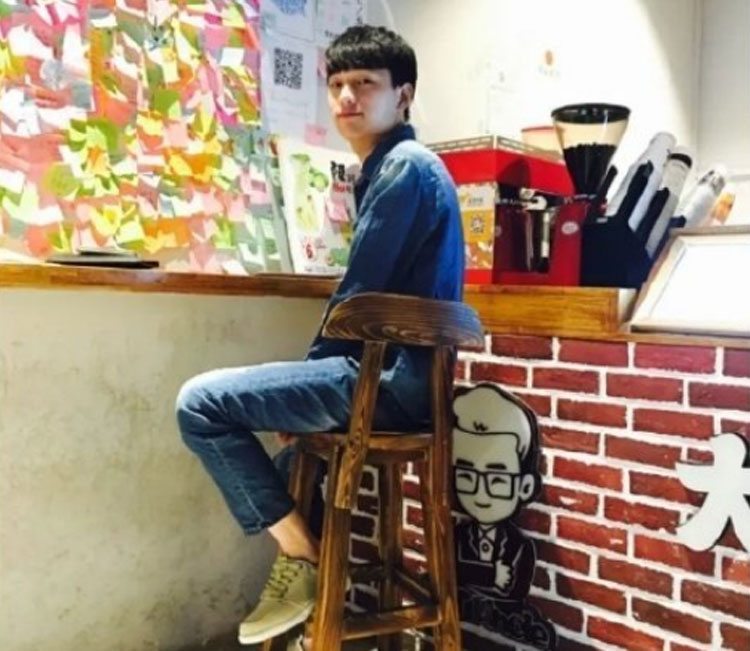 听说丑的男生找个女朋友就会变帅，你不信？来看看这几个小哥哥