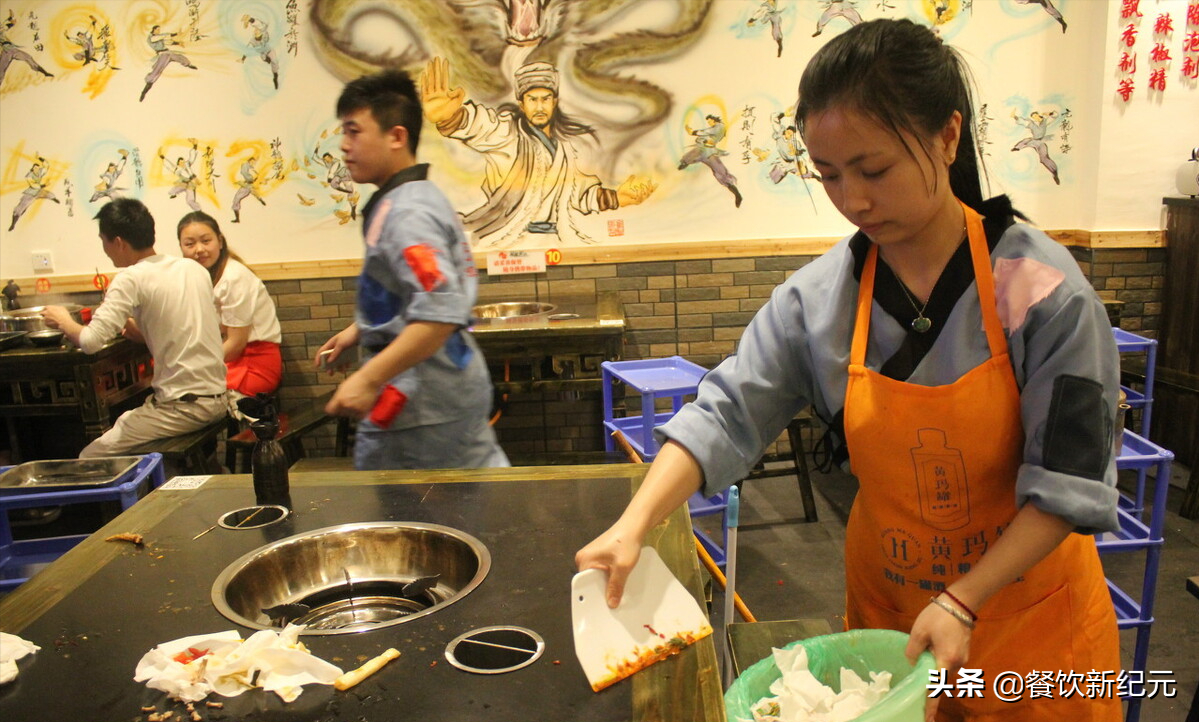 饭店招聘服务员怎么写（为何餐饮业招工难）