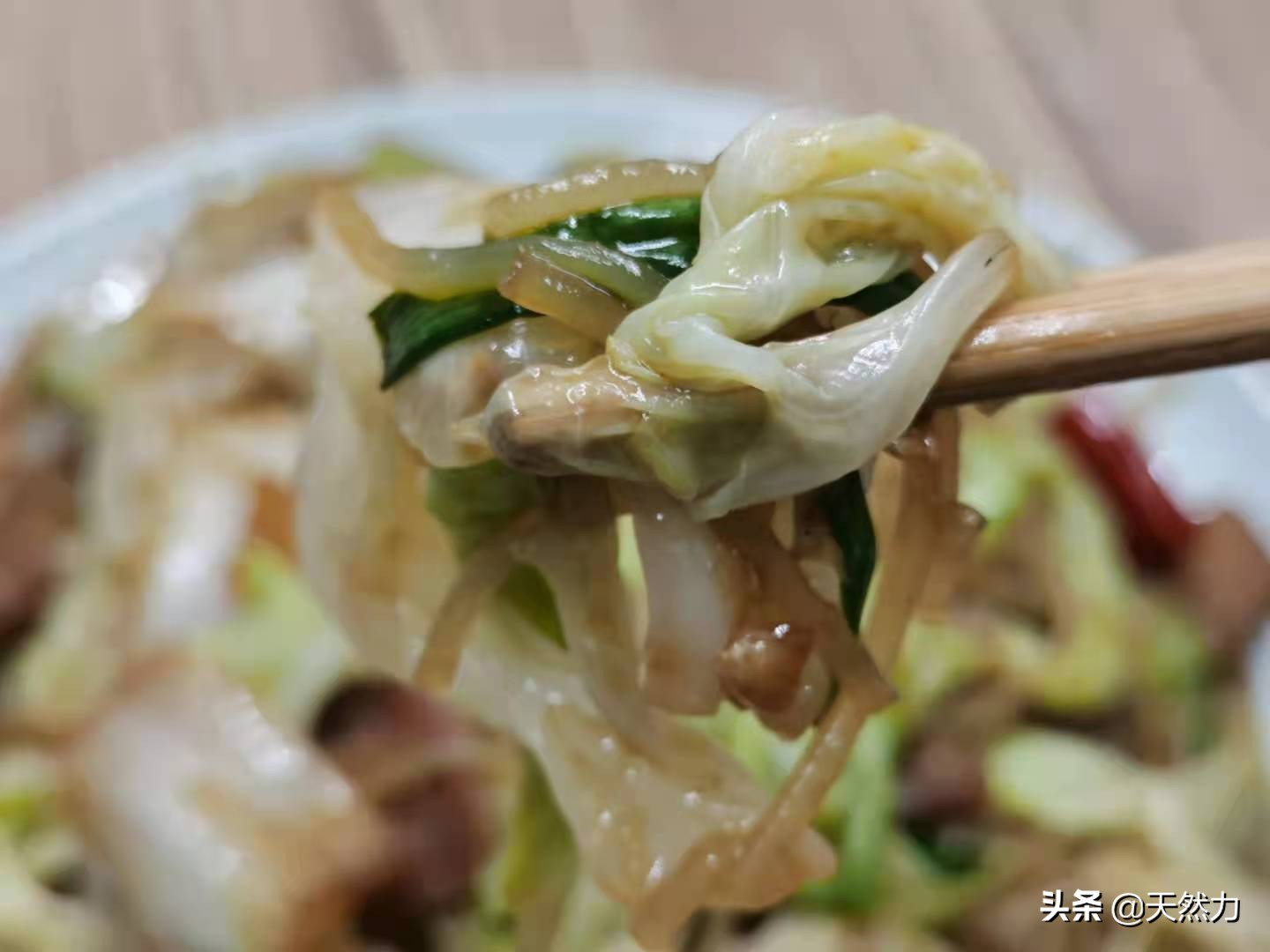 白菜猪肉炒粉条，酒店的做法，家常的味道，简直太美味了
