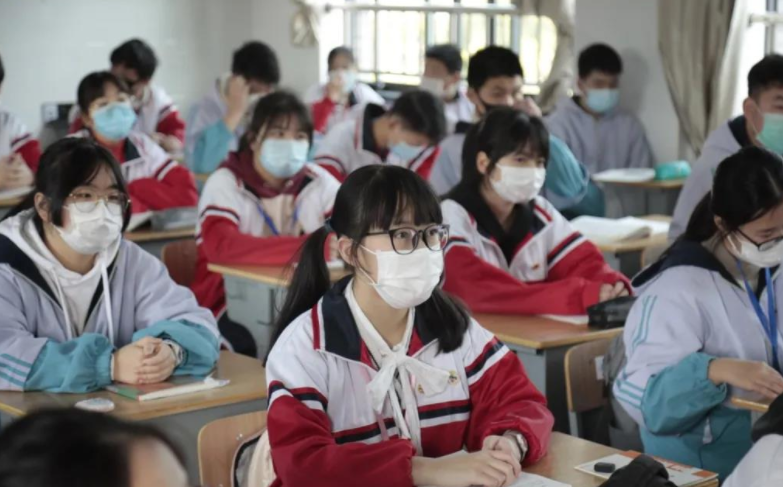 家庭教育VS学校教育，哪一个对学生更负责，看二者如何巅峰对决