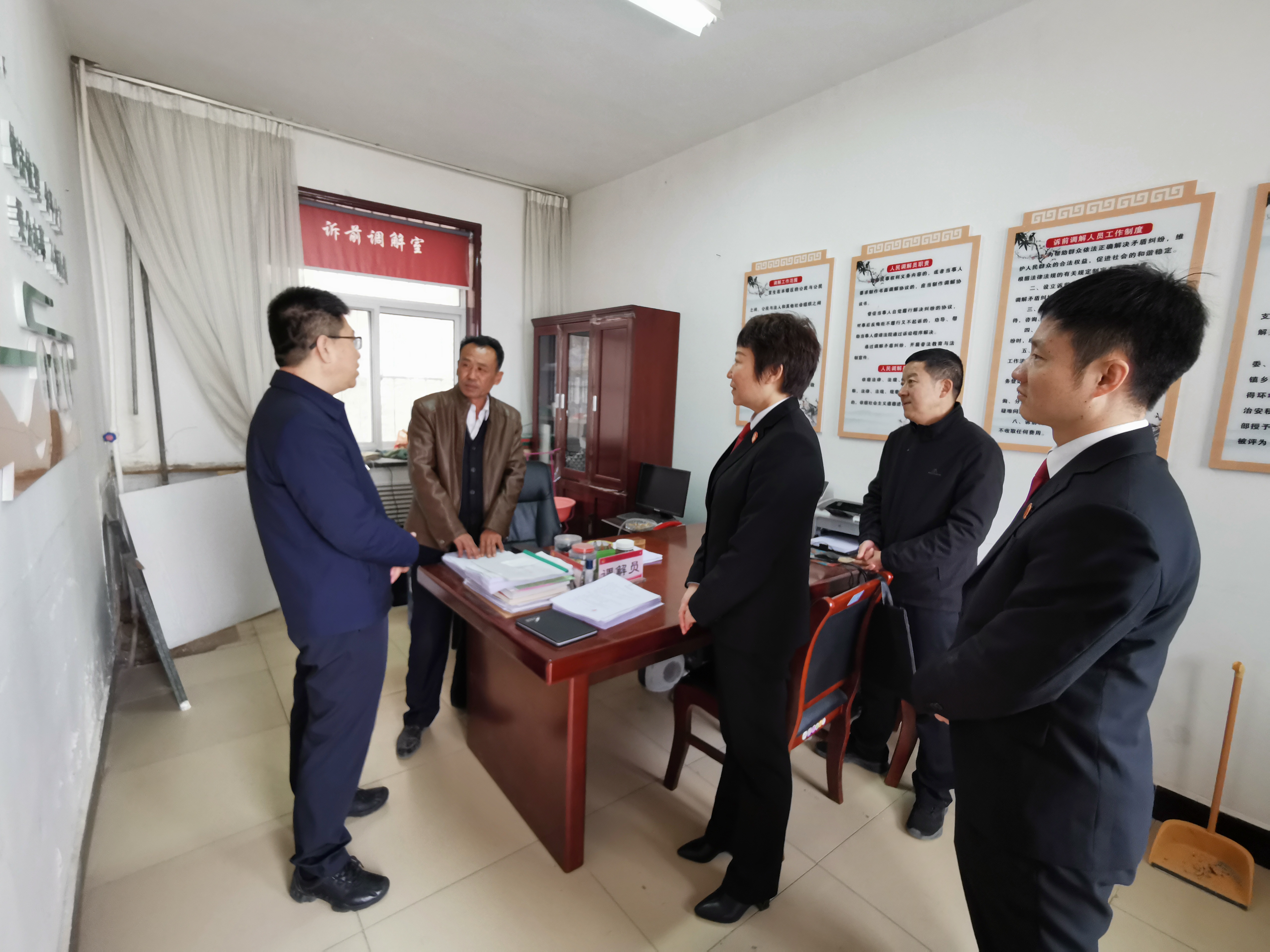 甘泉县委常委、政法委书记王华一行深入甘泉法院调研指导工作