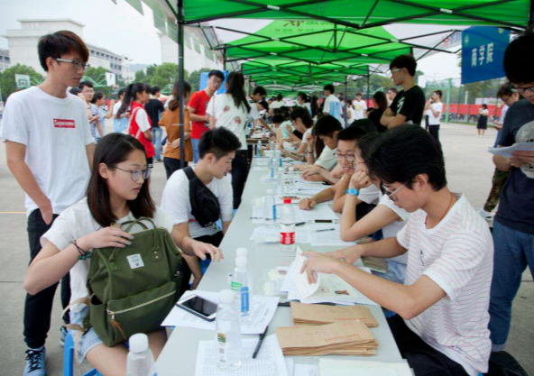 一本大学学费一年多少钱（普通家庭想要供一名本科生）