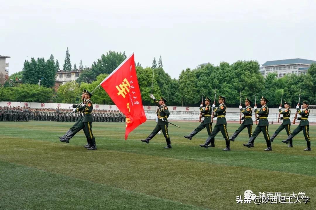 雨中闭幕，2020级军训汇报，请您检阅