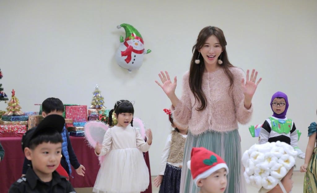 林志玲真是可爱过头了，穿得粉粉嫩嫩的，看着像大学生一样