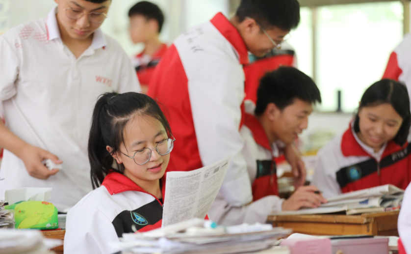 新高考选科迷之组合，物理化学政治成“天坑”，越到后期难度越高