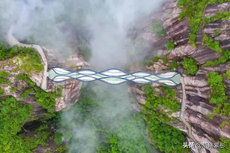 空山新雨后,景色分外娆,竹筏水上行,诗意盎然时,你心动了吗?