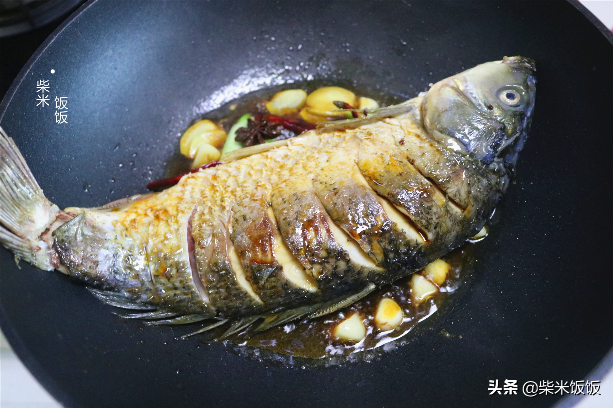 鲤鱼这样做，鱼肉咸鲜入味，一点也不腥，好吃得连汤也不剩