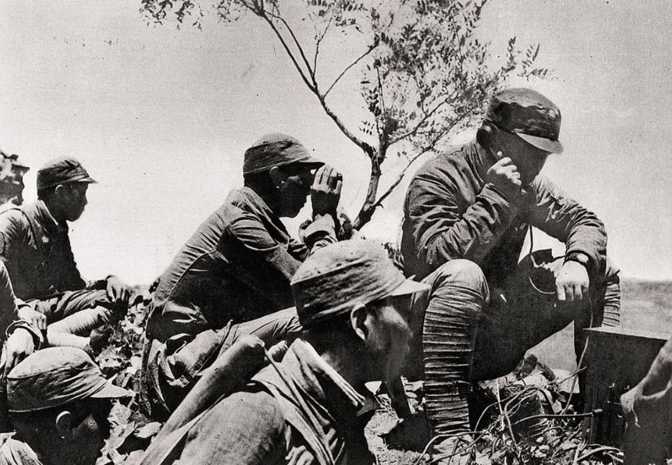 近代战争中，士兵的腿上为何要缠上绑腿？小小一条布带，作用真多