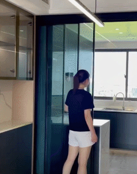 换了2次厨房移门后，才搞明白吊轨和地轨哪个好用，建议你看看