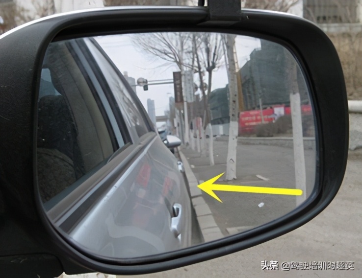 向道路右侧、侧方位泊车及出车位操作要领