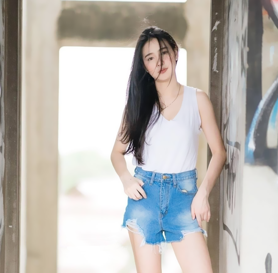 泰国的“甘露”女神 学院风中掺杂着“线条”美 清纯美丽似学生