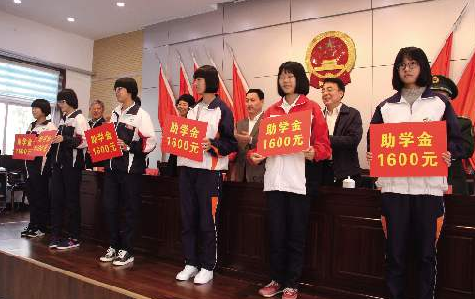 因不满孙俪断捐，而发长文“反咬”一口的向海清，如今咋样了？