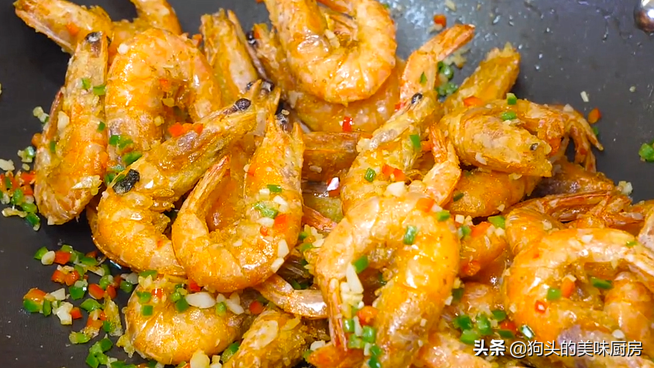 长假在家跟广东大厨学椒盐虾，焦香酥脆做法很简单，吃着特别过瘾