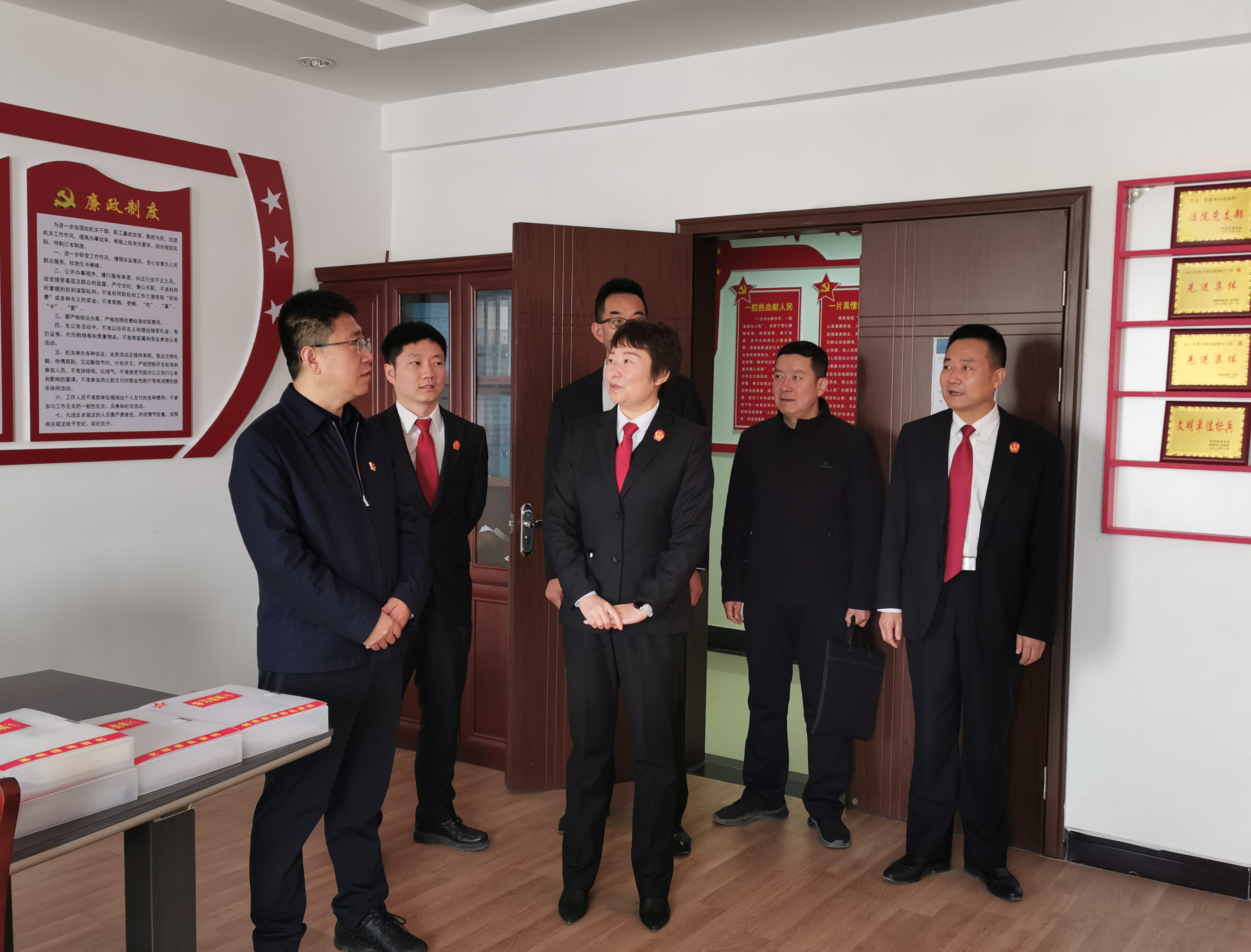 甘泉县委常委、政法委书记王华一行深入甘泉法院调研指导工作