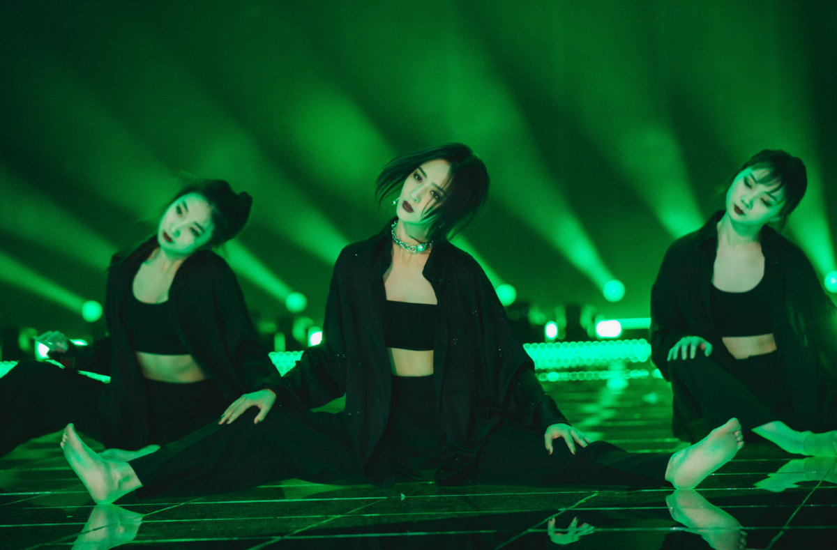 佟丽娅光脚热舞!穿西裤劈叉轻松自如,身材苗条腹部肋骨突出明显