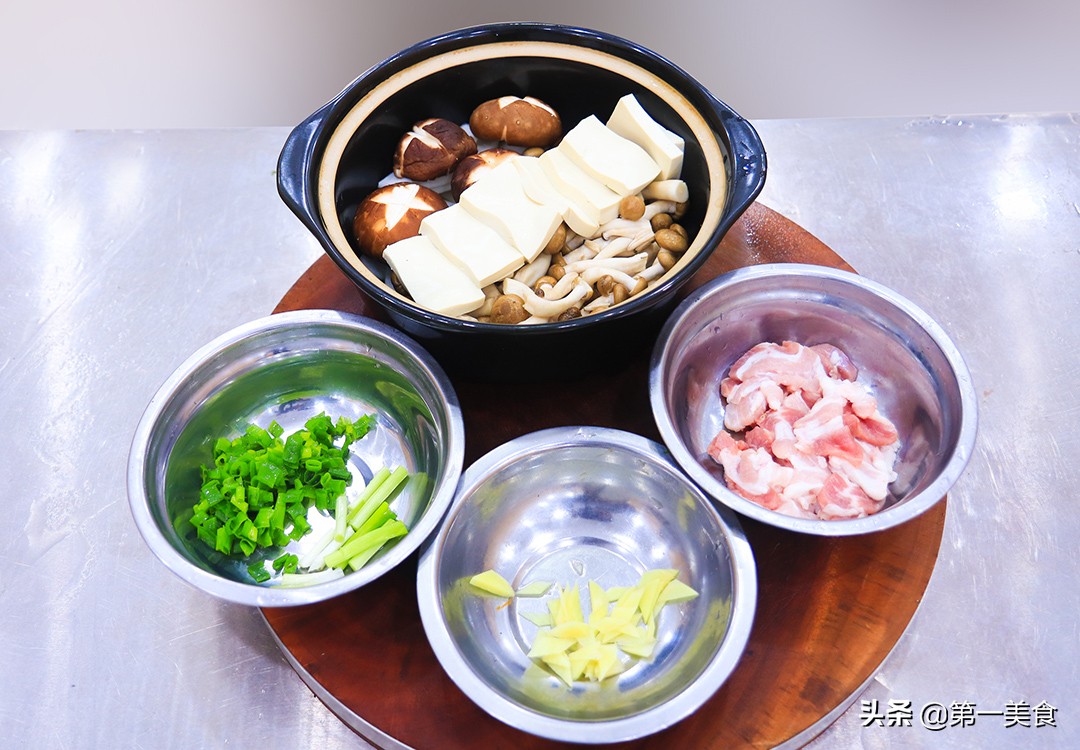 图片[2]-【菌菇豆腐汤】做法步骤图 食材简单又好喝 十分钟就能做一大-起舞食谱网