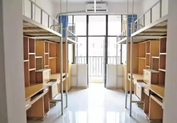 大学宿舍存在区别，四人寝优点多多，直呼这为什么不是我的宿舍