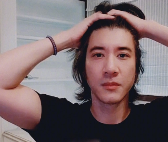 45岁王力宏最新近照曝光，剪短头发帅回巅峰，生图状态超年轻