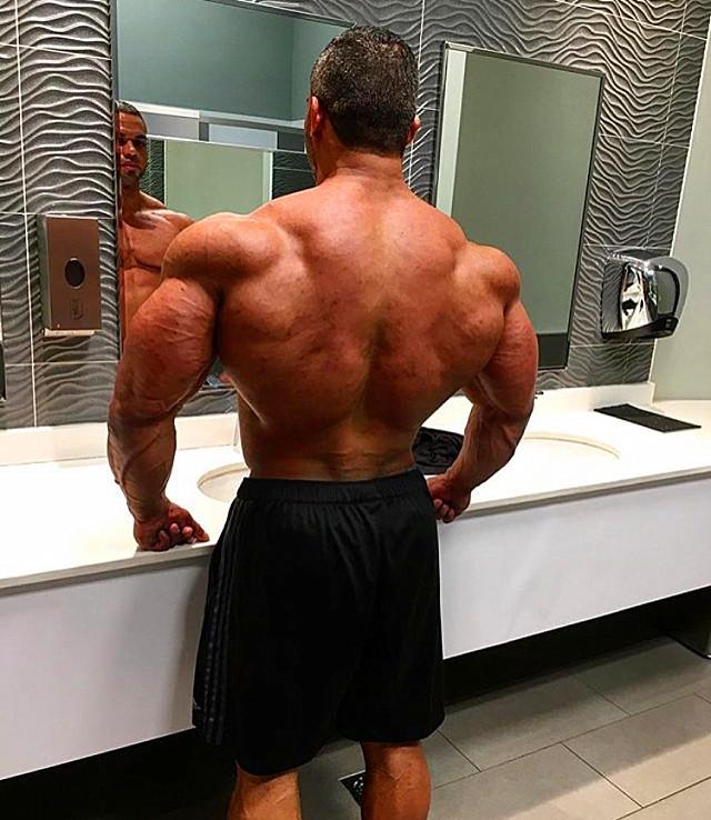 高位下拉这项动作看上去简单，实际上不注重细节是没有任何效果的