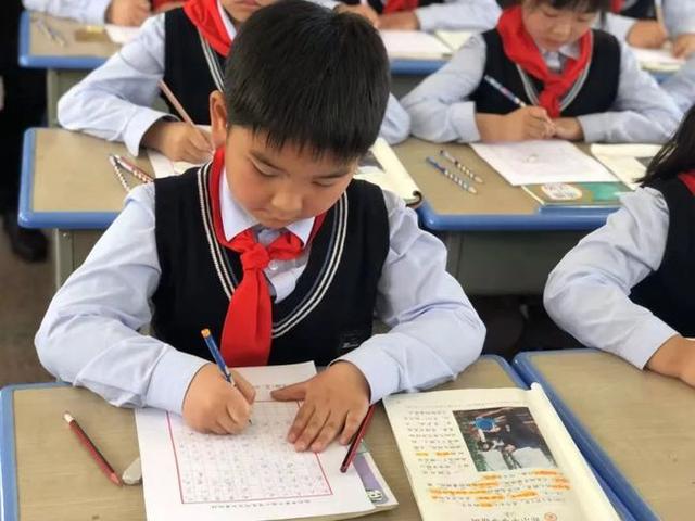 中小学“奶酪字体”盛行，学生很喜欢，老师很头痛