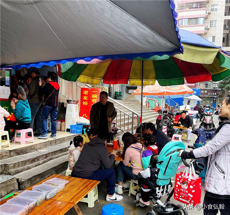 南宁这家不足3平米的小店，每天卖出一两百碗粉，4个人忙不过来