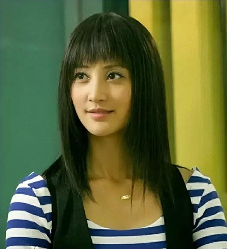 年轻时的张歆艺长相干净清新,不像现在脸上有些浮肿.