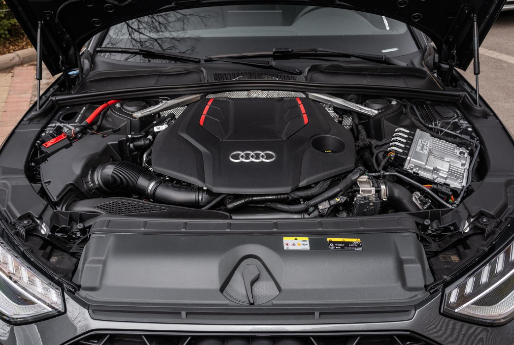 试驾奥迪S4，3.0T引擎声浪好听，操控扎实就是跑城市费油！