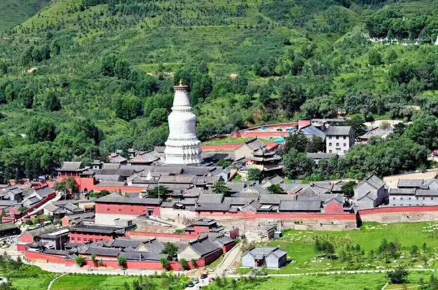 五台山首道进山门票免费，寺庙门票不免费，各寺庙门票价格在这里