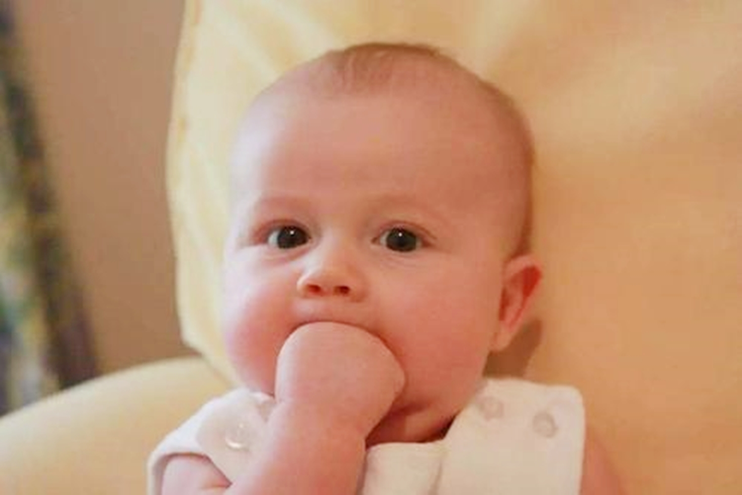 婴儿一直吐舌头（宝宝喜欢吐舌头）-幼儿百科-魔术铺