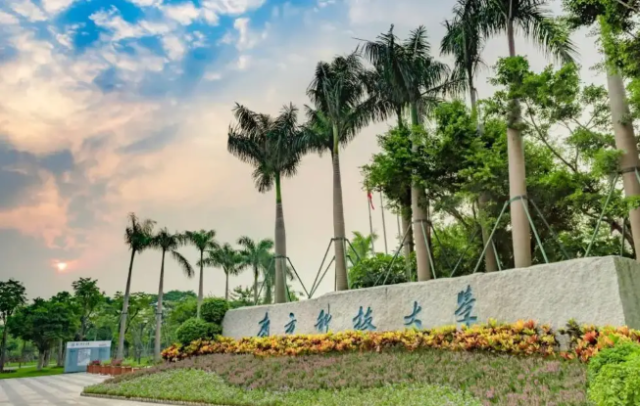 他2天半上完小学，10岁考进大学，如今传言：压力过大已经退学