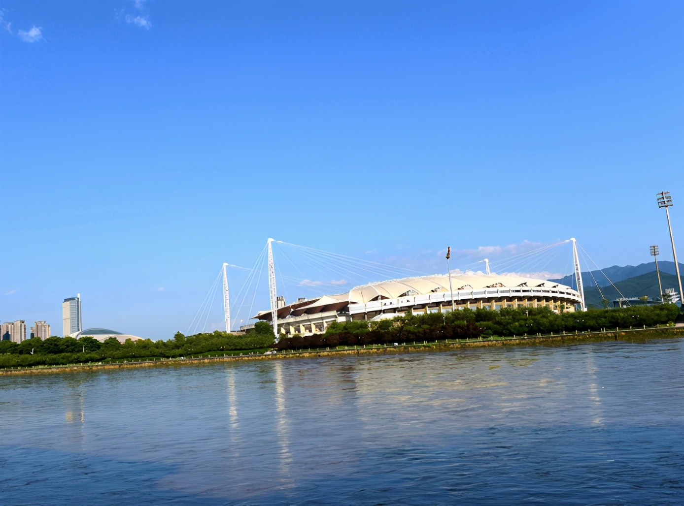 义乌梅湖体育中心田径场怎么进去(义乌耗资2.2亿的地标，可容35260人活动，由政府出资委托公司管理)