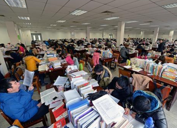 大学生活是怎样的体验？就是15个星期的幼儿园，加3个星期的高三