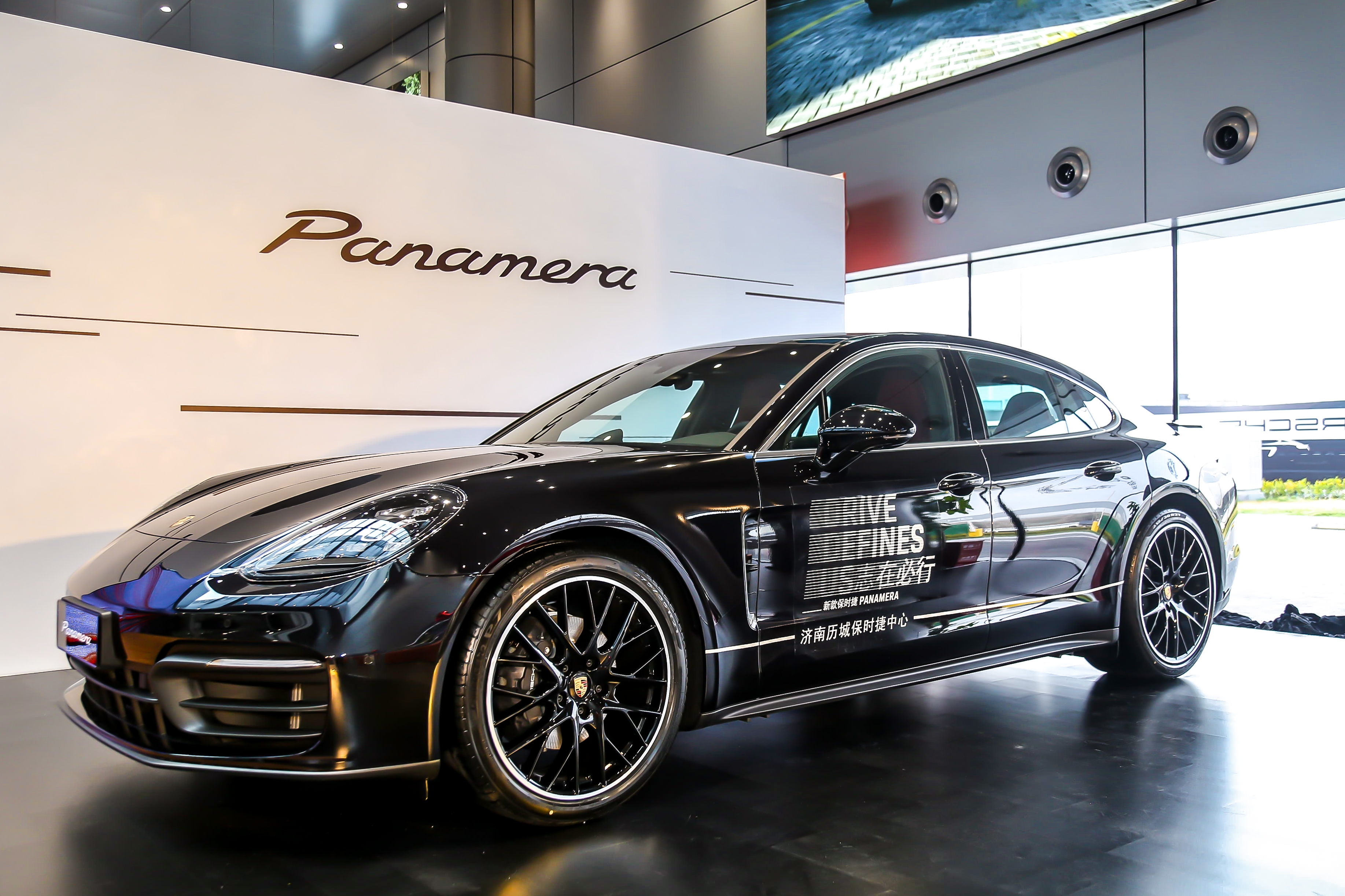 新款 Panamera 实车到店，呈现专属保时捷的速度与激情