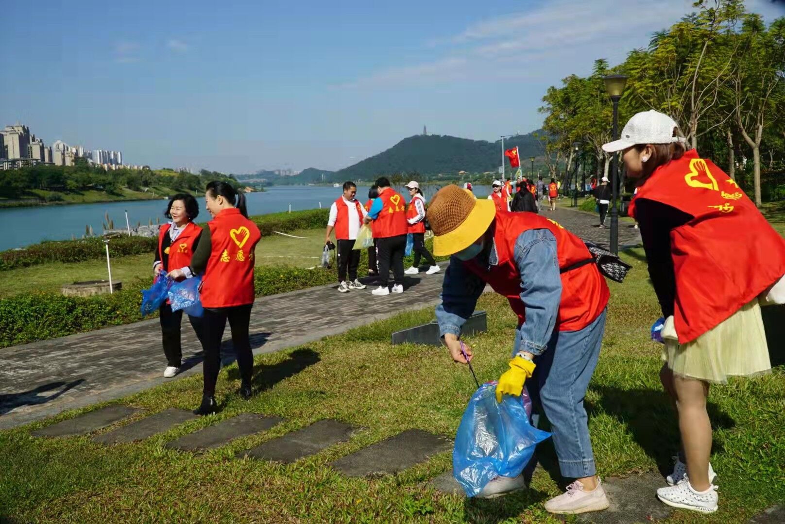 南宁市个私协青秀区分会组织开展“清洁环境保护邕江母亲河”活动
