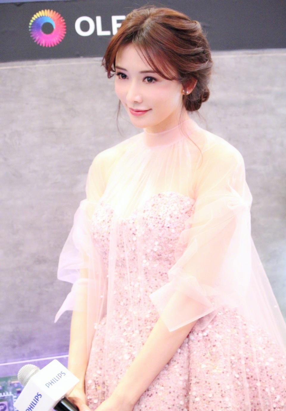 林志玲真是可爱过头了，穿得粉粉嫩嫩的，看着像大学生一样