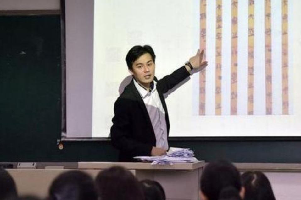 复旦大学教授“真实月薪”曝光，和想象的大有不同，引众人热议