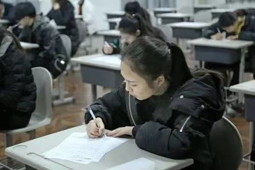 大学生真实现状：拿着3500的工资勉强维持生计，网友：实属不易