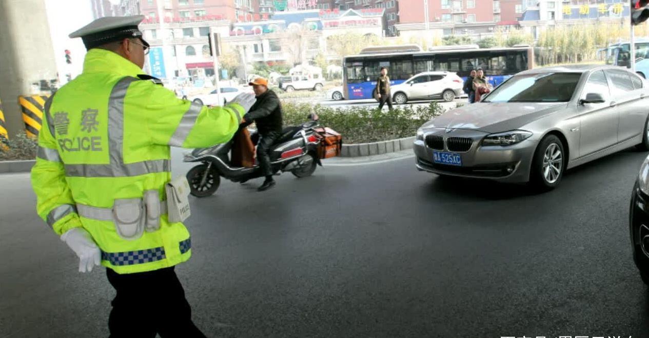 路口越过停止线算闯红灯吗？交警一番话，车主表示：终于懂了