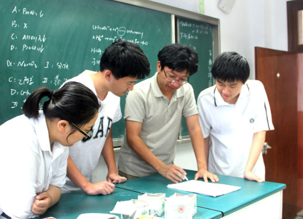 闽江学院运动会有多燃，学生齐跳“YesOK”，网友：C位男生太妖娆